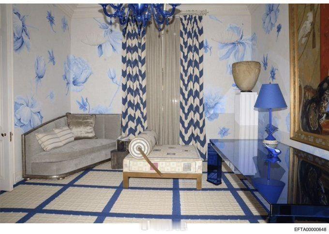 第一张照片是爱泼斯坦位于纽约的豪宅内的一间房。第二张照片是他在岛上的一座神庙。这