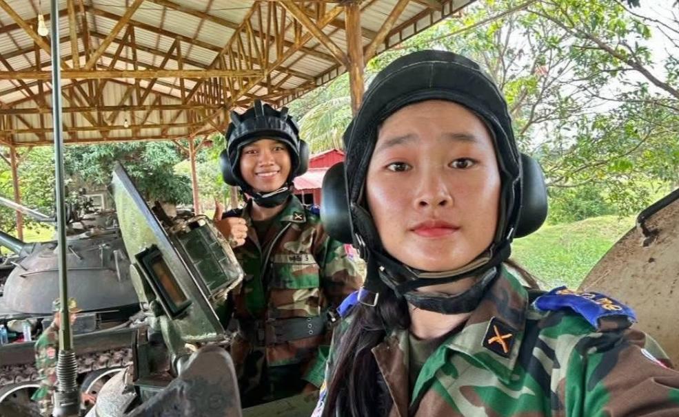 柬埔寨的女坦克兵热坏了！
柬埔寨的主力坦克，全部为前苏联时期的T55坦克，都是生