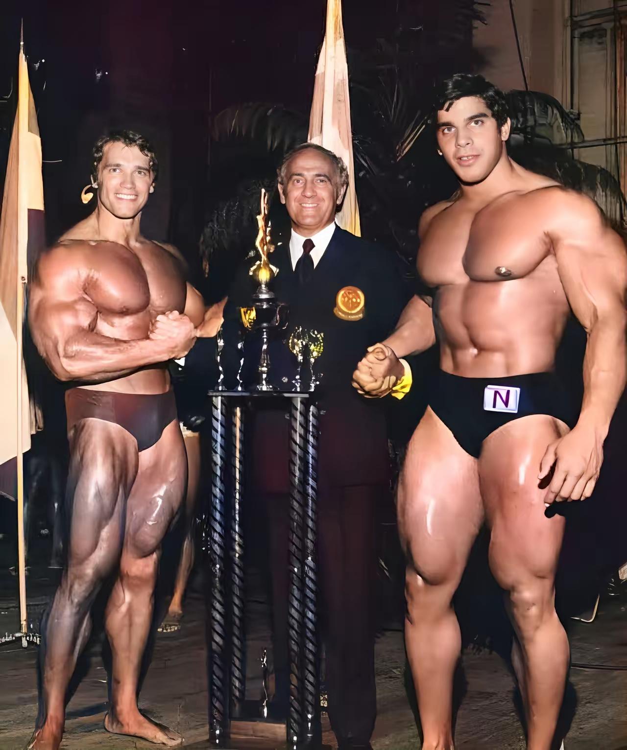 这是1975年奥林匹亚先生冠军得主阿诺德施瓦辛格站在台上领奖。施瓦辛格旁边的高个