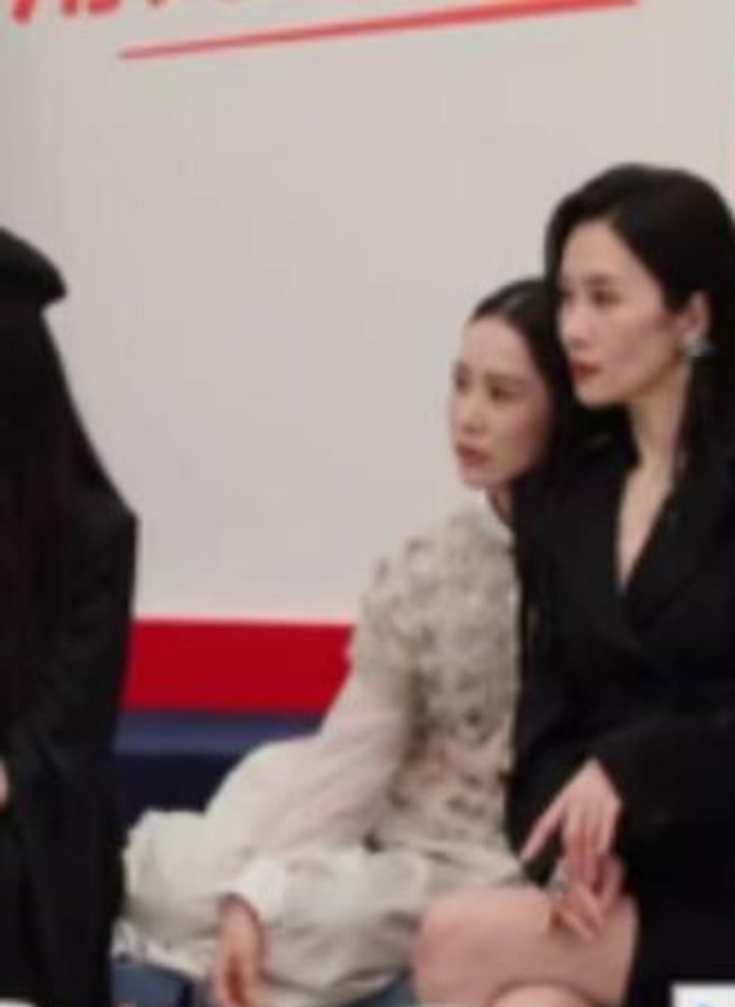 海清坐姿松弛系艺人上新了 海清这是在干嘛？ 哈哈哈哈~镜头一扫过 ，别的姐姐都优