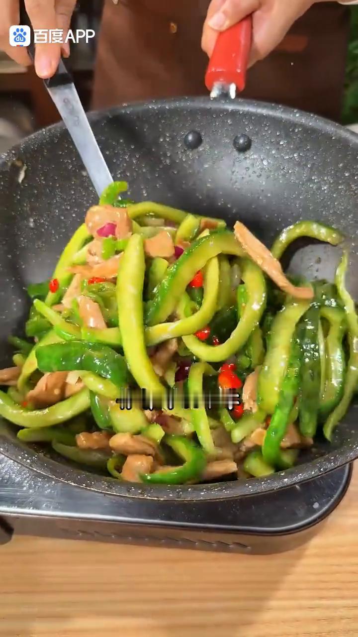 别的什么菜都可以不学，就这个脆黄瓜炒肉丝，赶紧在家做起来，一口一个嘎嘣脆，真的是