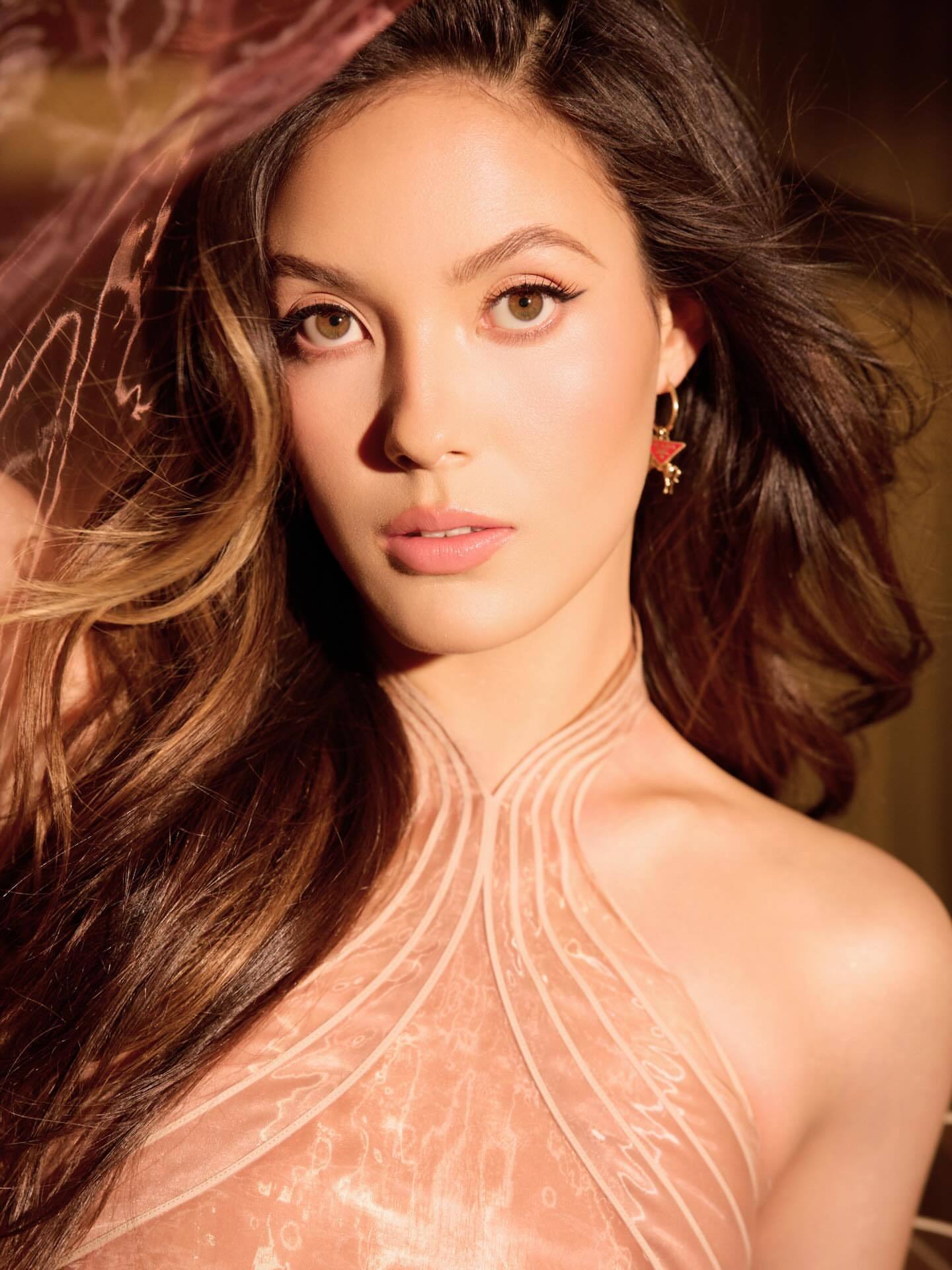 谷爱凌法国晒照 谷爱凌ins发布法国卢浮宫写真，一袭粉色晚礼傍身太美了，艺术气息