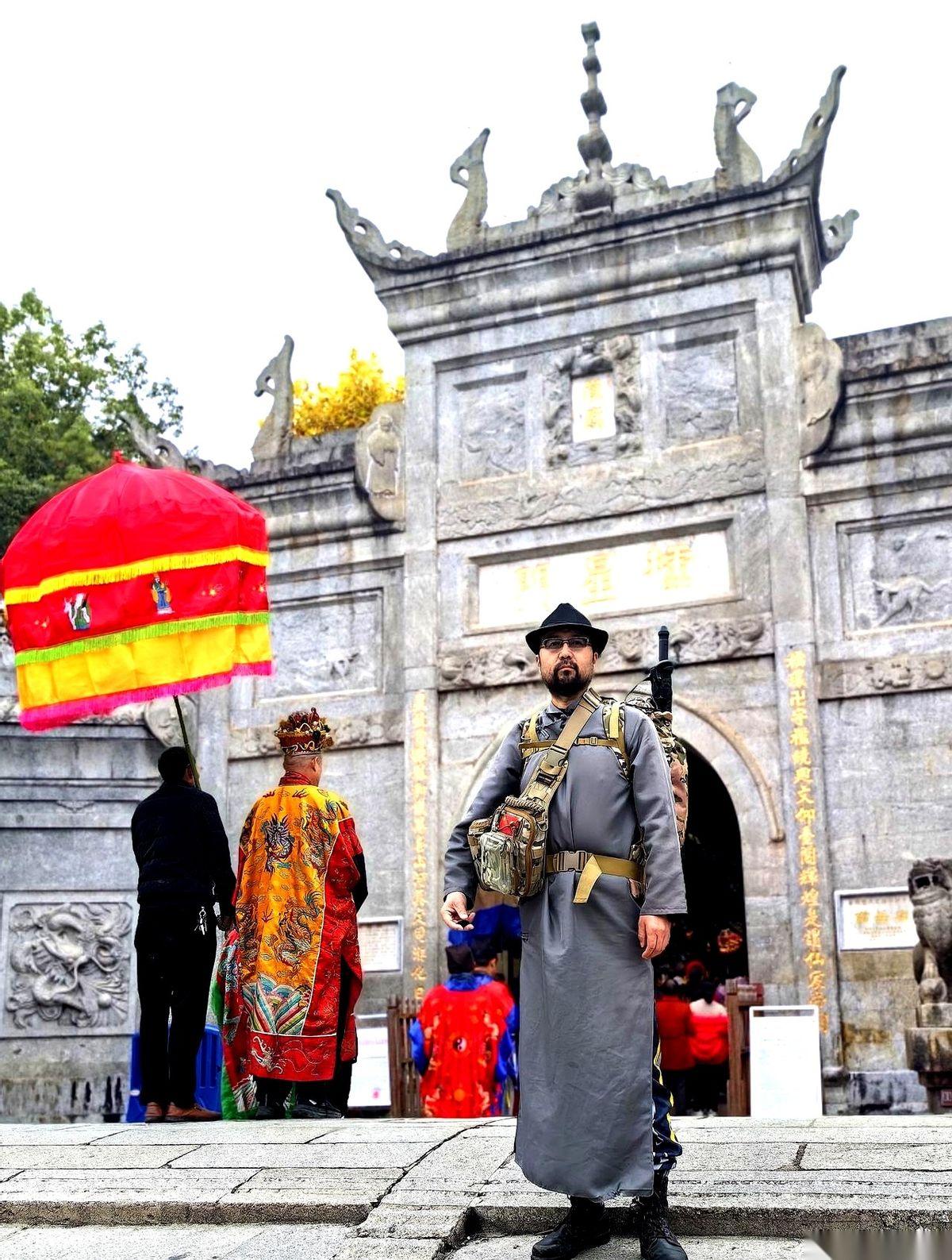 最硬核的不是你去告谁，而是你心里明镜儿似的，知道告不赢，但还是要去。
法院受理了