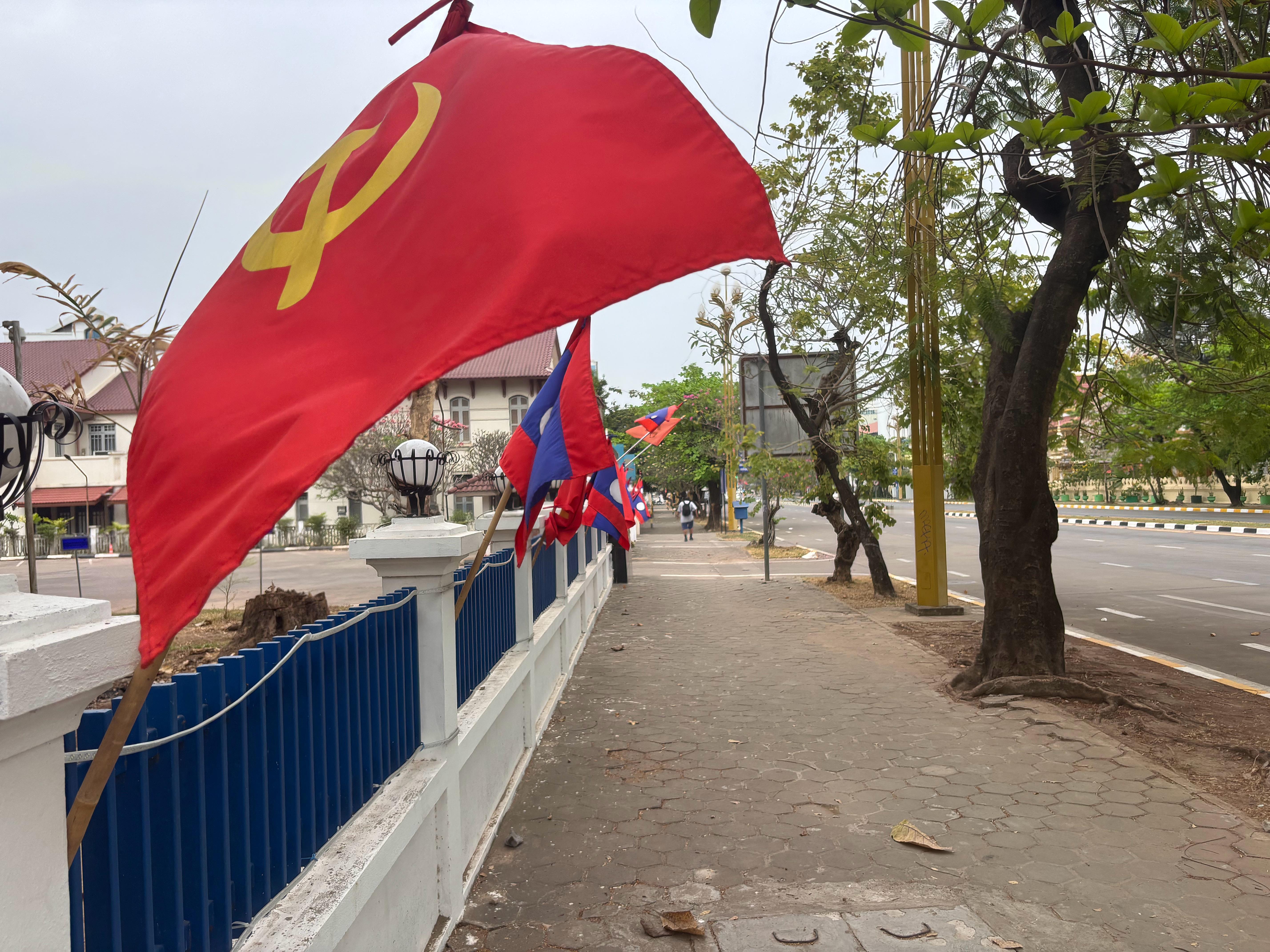 有一种说法是，在AI造成大量失业后，世界会变成四种格局：1.美国是科技封建主义，