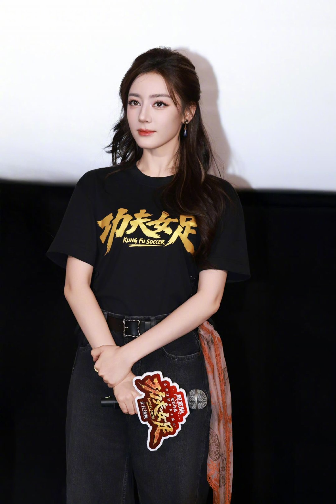 迪丽热巴印象中有好多镜头大家都在笑 迪丽热巴看功夫女足好多镜头大家都在笑比起华丽