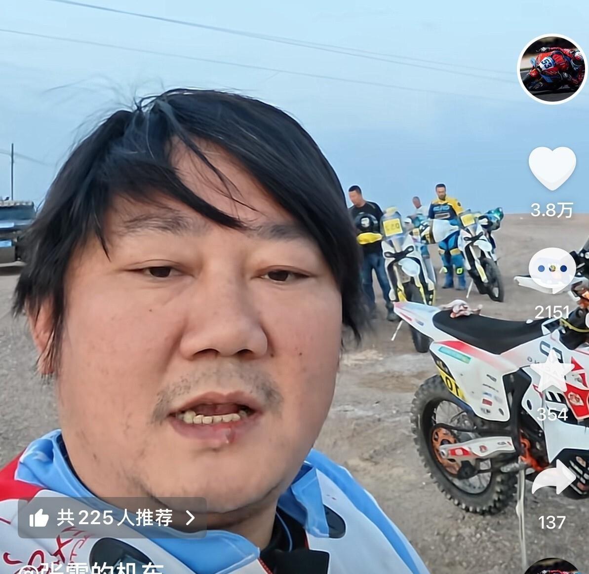 张雪这老总当得真够野的，放着办公室不坐非跑去哈密戈壁滩上玩拉力赛，不到八点就连发