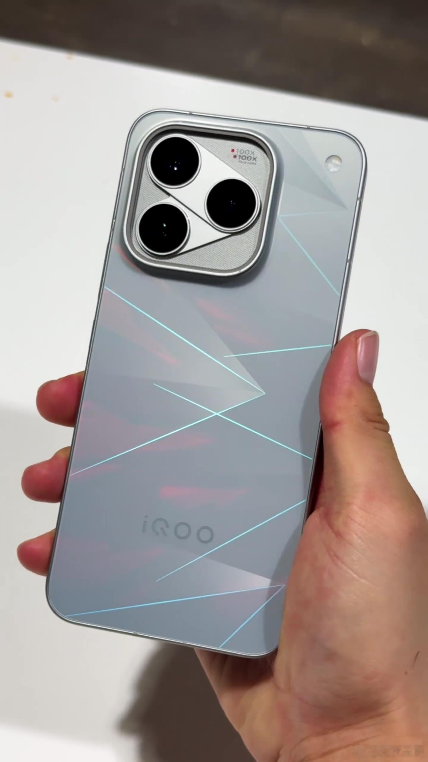 iqoo[超话] 抓重点！刚才发布了一条上手体验iQOO16逐光配色的视频不得不