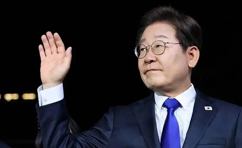特朗普因为韩国不肯帮忙对付伊朗，翻脸把美韩军演的规模“砍了”，转头中国外长王毅就