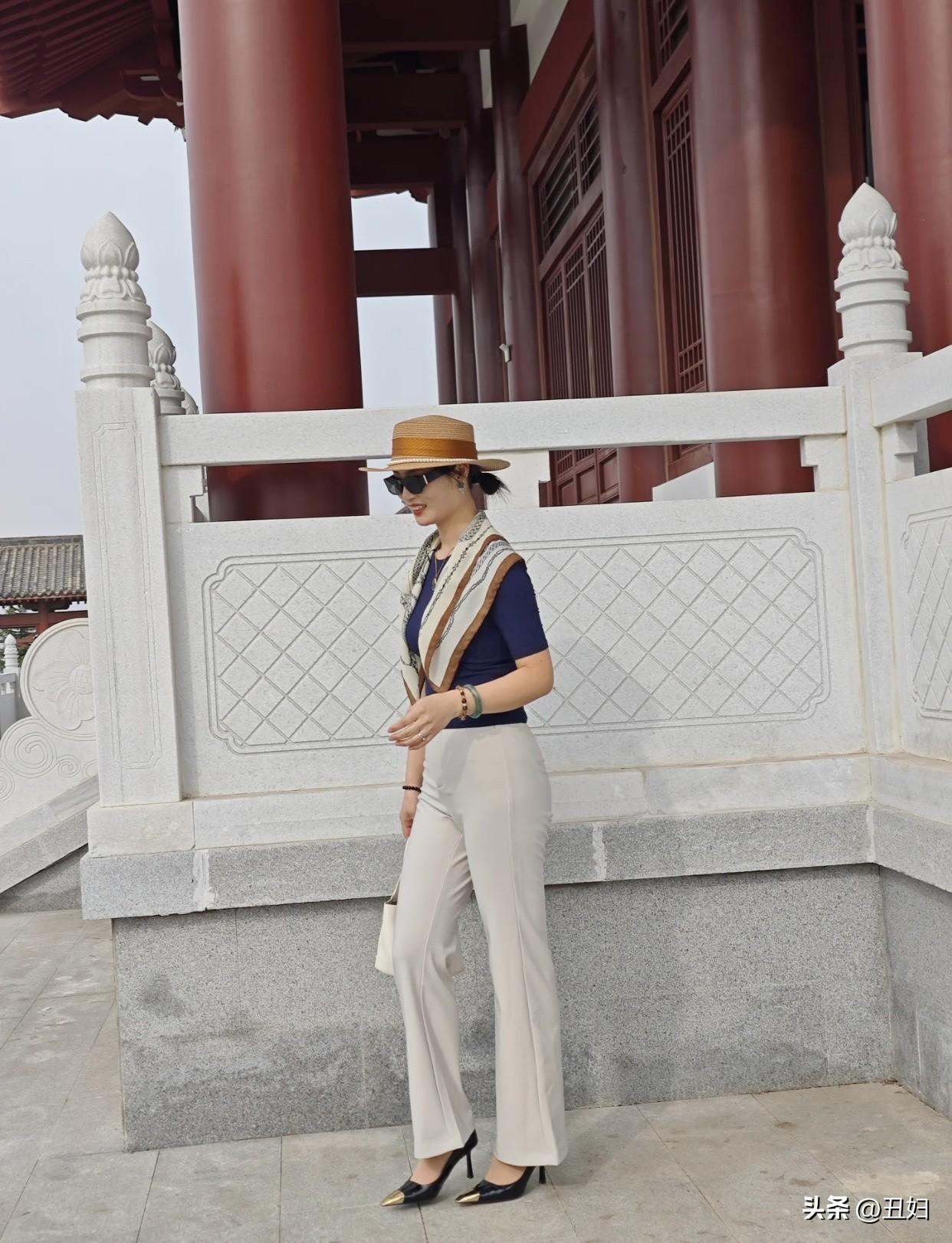 如何看待现在流行的老年大学现在老年大学爆火，真不是老人闲着没事干。很多老人带娃累