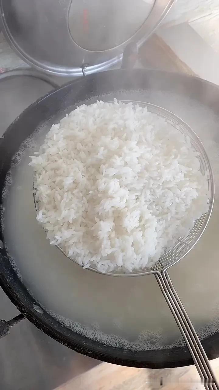 朋友去年被确诊糖尿病，最近去他家玩时，发现他还在吃大米饭。出于关心，我提醒他糖尿