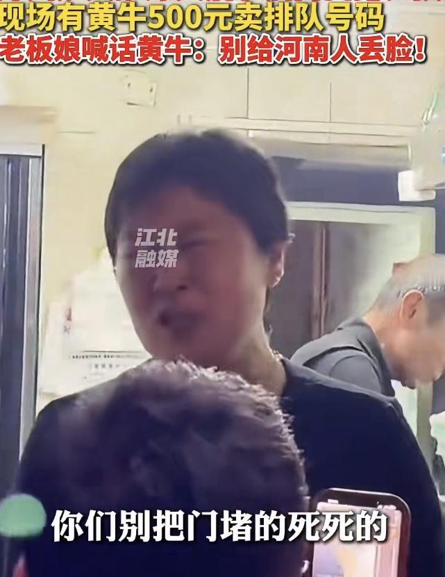 最近郑州金水区有个做“炒八掺”美食的小店火了，火得让人又喜又忧。这事儿得从美食博