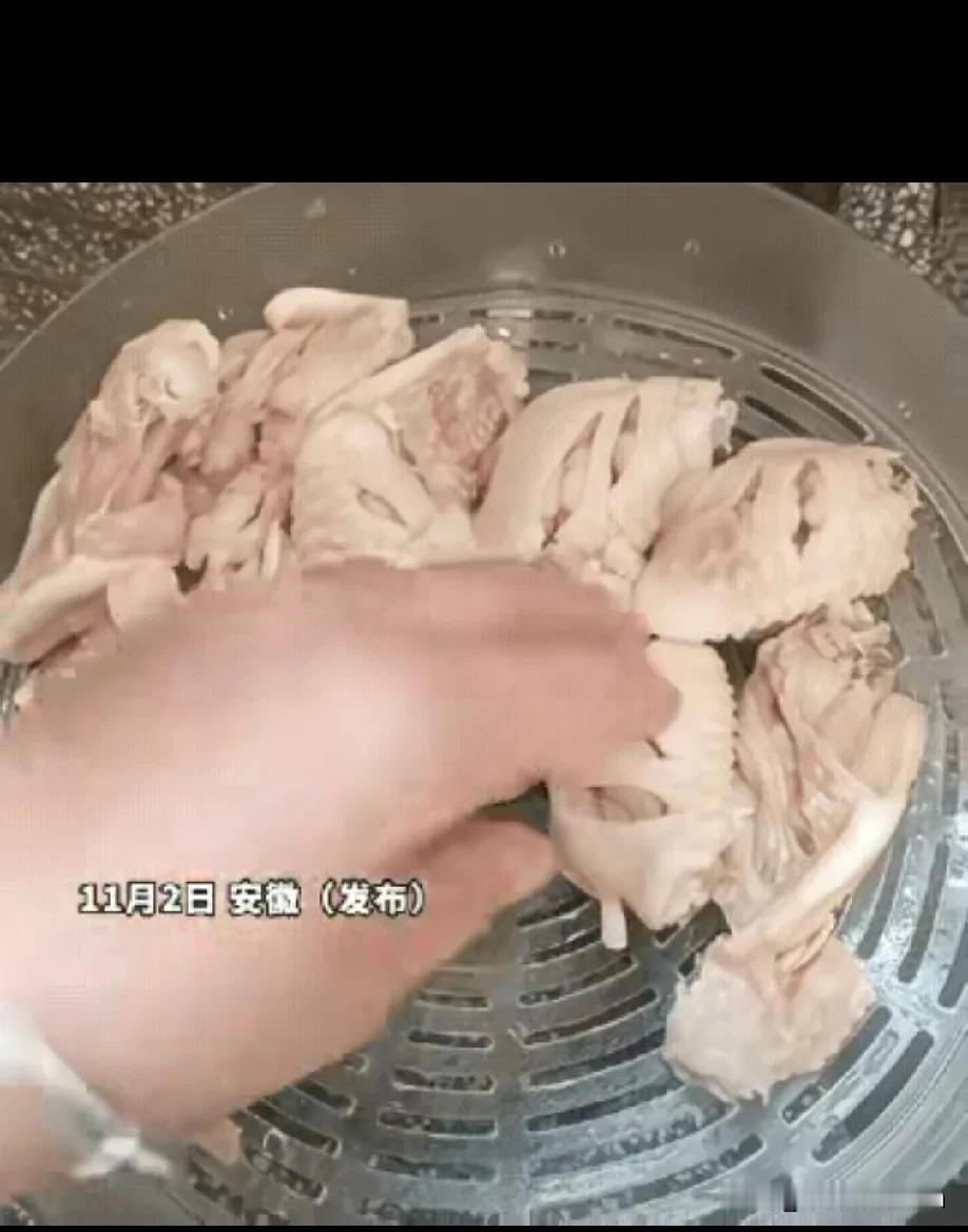 太可怕了，这样的鸡翅你敢吃吗？近日安徽某地，有位女子从网上买了一些鸡中翅，她把鸡