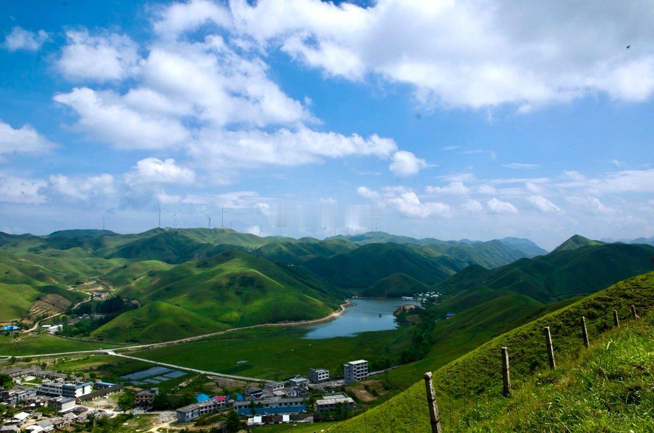 #新星闪光计划#邵阳南山牧场确实是块福地，炎炎夏日，山顶气温却是无比舒服。芳草萋