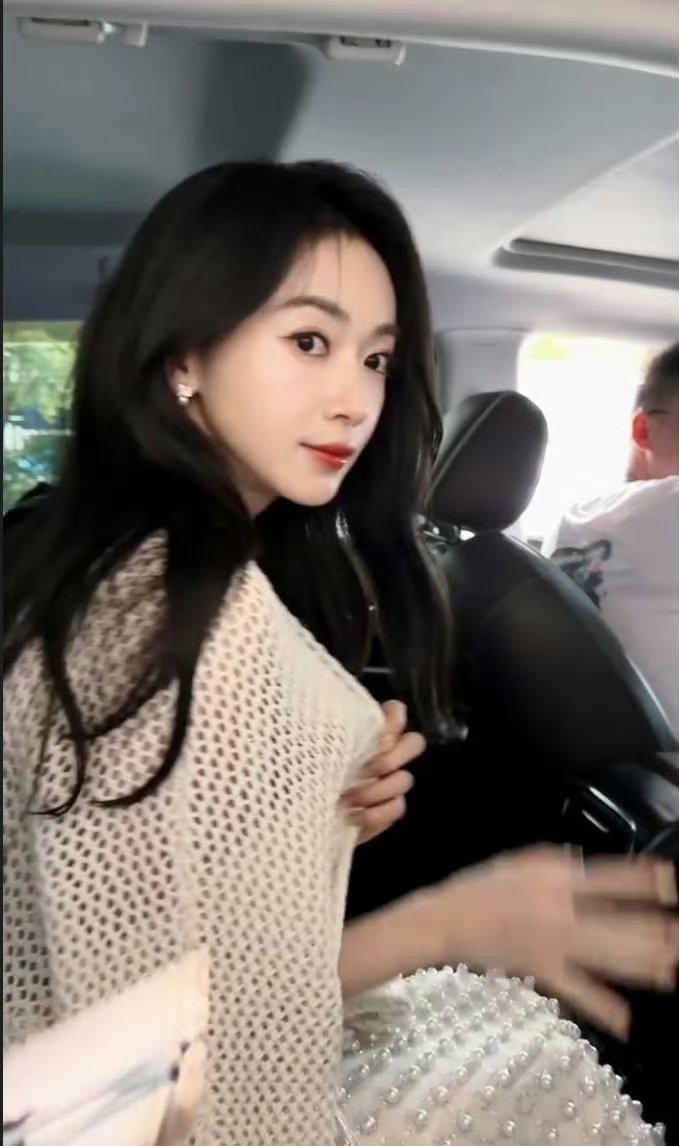 吴谨言让路人先过安检偶遇吴谨言在安检口主动礼让路人，小小举动尽显温柔素养，待人谦