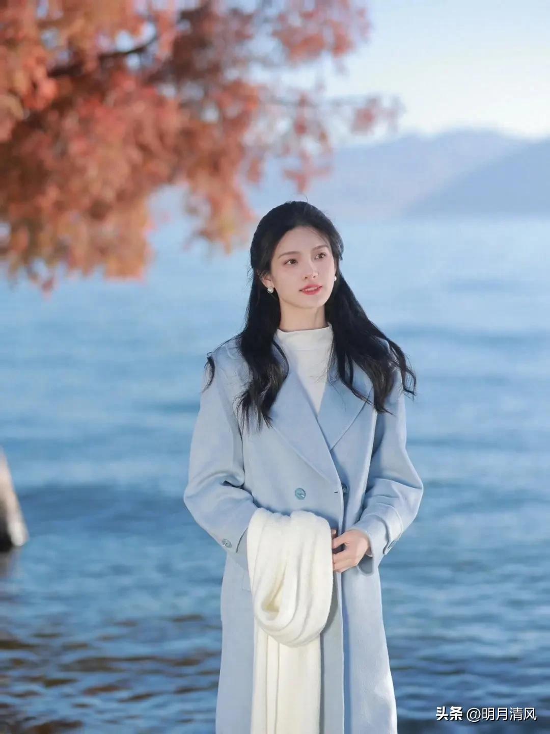 人到中年拍照，发现手放对了，气质就上来了。以前拍照总忍不住比剪刀手，现在觉得有点