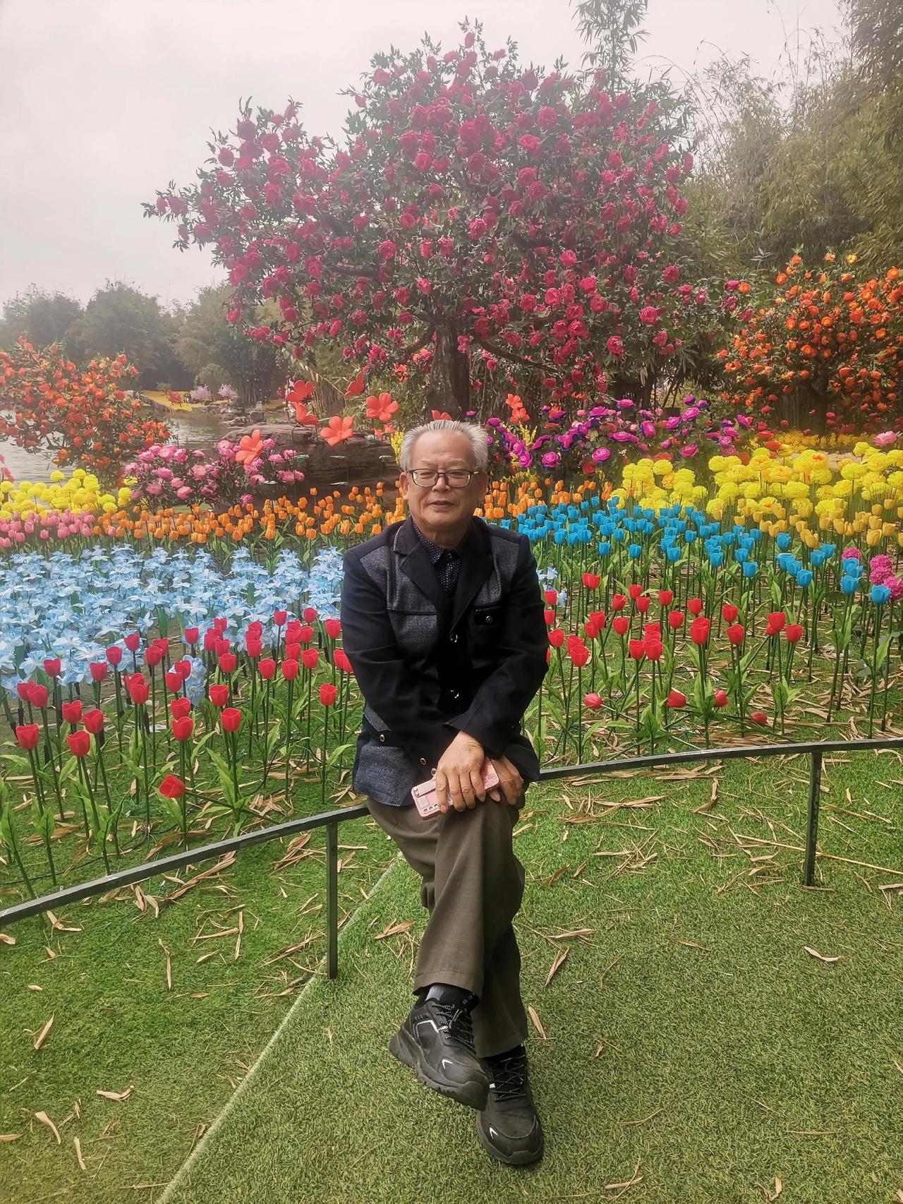 上联：青山不语花含笑，
下联：绿水有声浪传情。
 绿水青山共携手，
 美仑美奂红