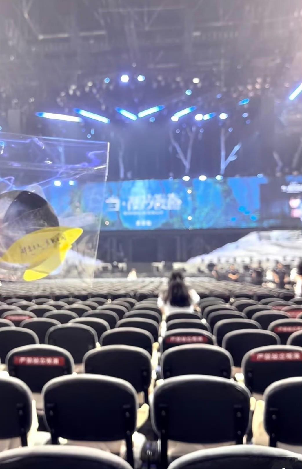 王俊凯南京场把彩带放进伴手礼 王俊凯在南京站演唱会上因场馆规定无法喷撒彩带，索性