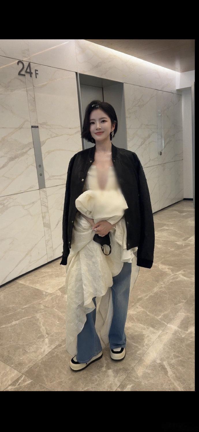 王灿走红毯的保暖神器是牛仔裤加棉鞋王灿礼服里面穿牛仔裤加大棉鞋王灿走红毯的保暖神