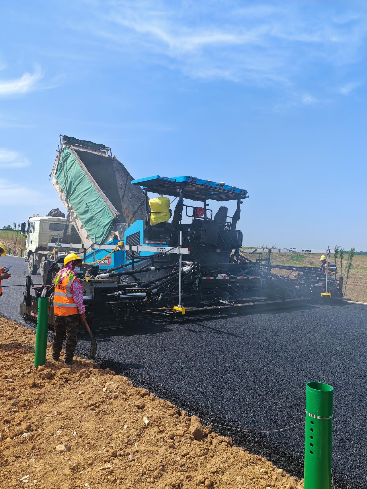 公路施工智能化升级！无人设备优势明显，短板仍需补齐
 
如今公路施工智能化迭代速