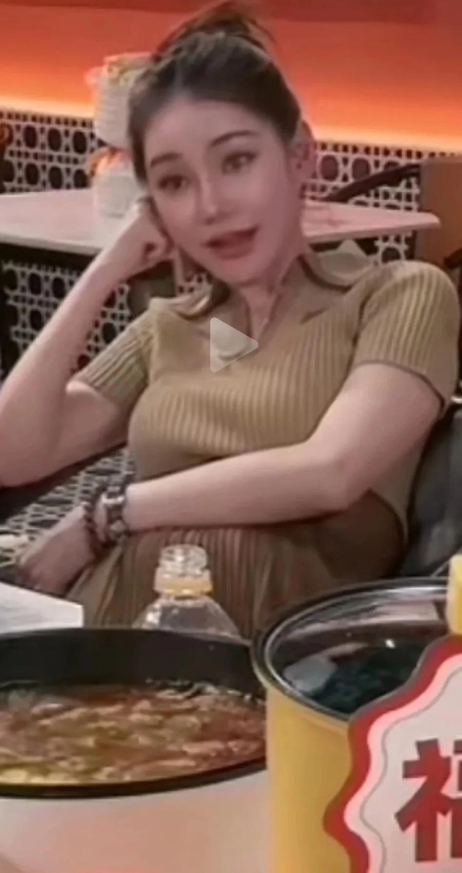 这样看马筱梅的孕肚非常明显，看着这肚子，可能都怀了五六个月了。
以前传怀孕，肚子