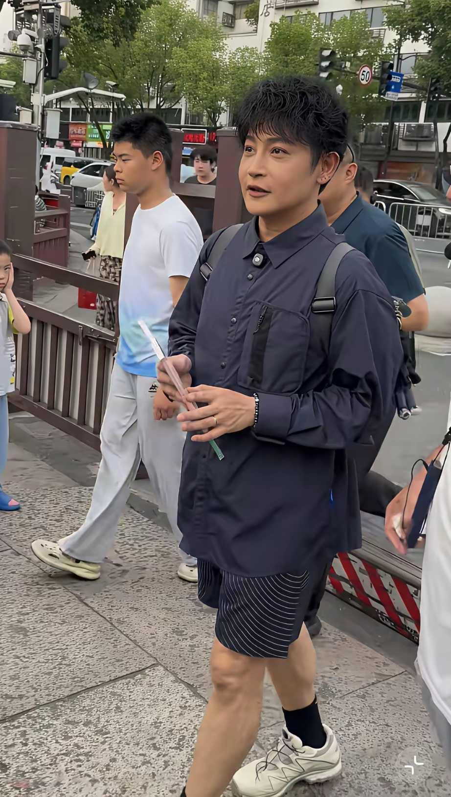 才知道他定居杭州了！
