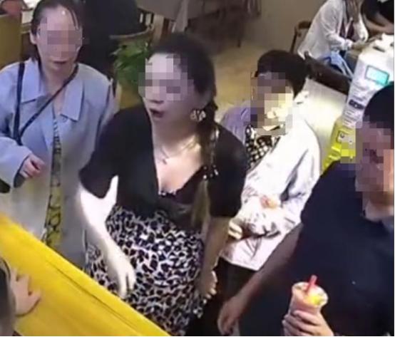 太嚣张！美艳女子请客还想白嫖，被拒后大闹商家，后续行为惹众怒

 
近期，云南丽