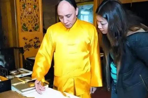 “把故宫还给我家！”2005年，多尔衮的第十世孙在火车站大闹，要求国家归还故宫。