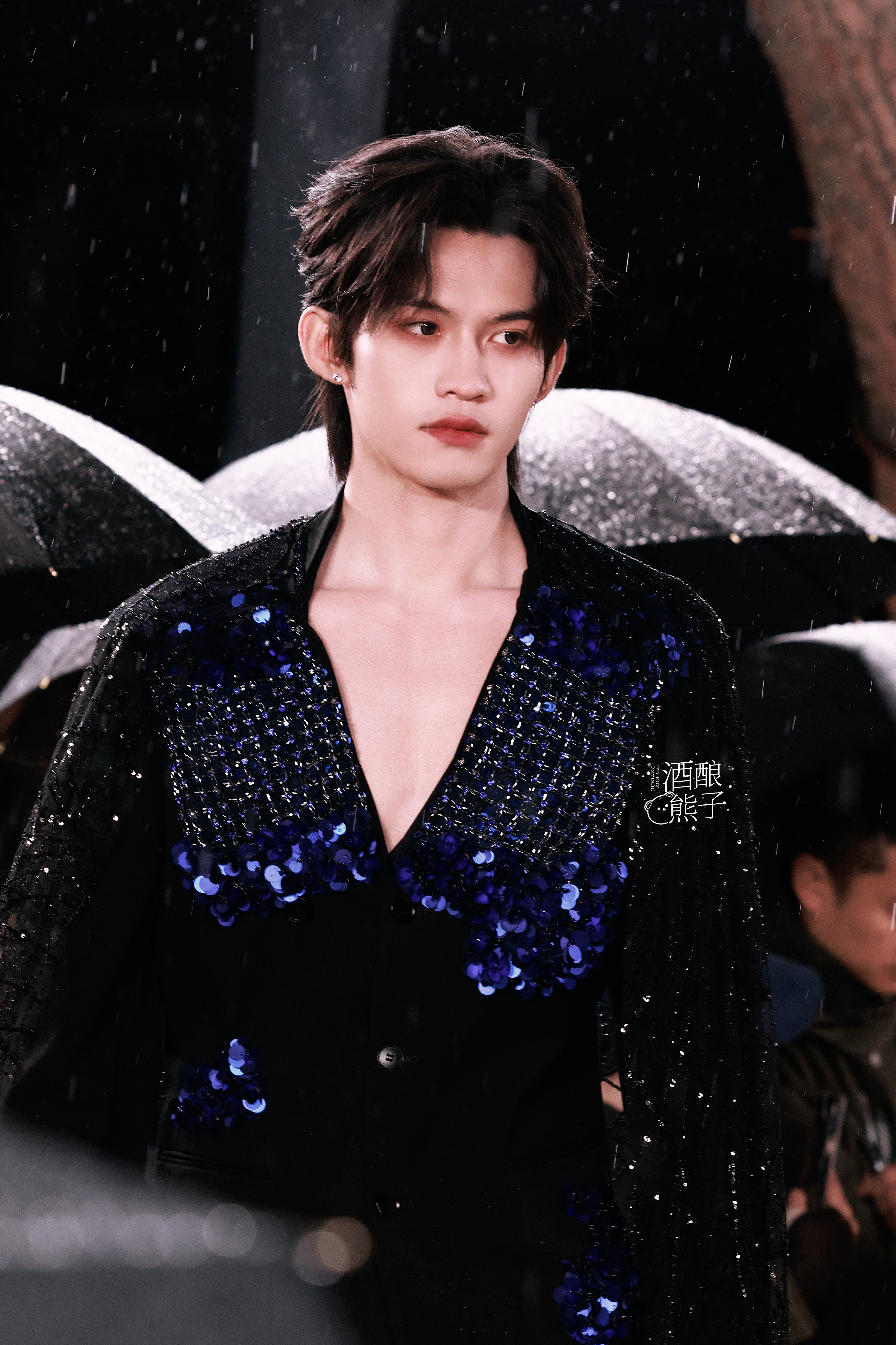 在雨中走秀的云旗云旗濮院高定周走秀