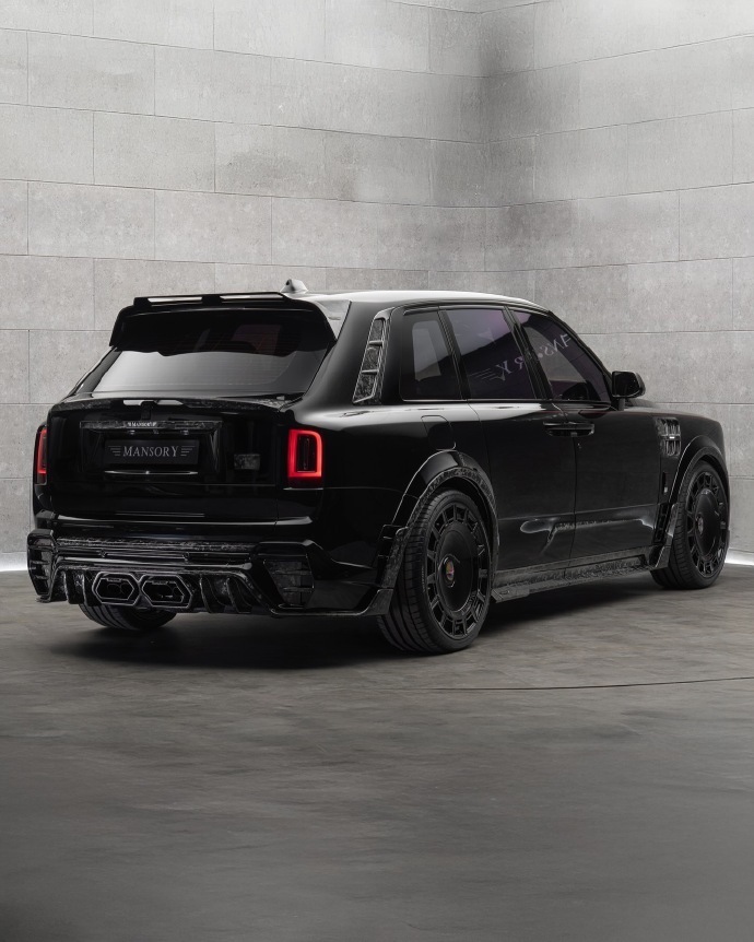 2025 年款的劳斯莱斯 Cullinan，是由 MANSORY Atelier