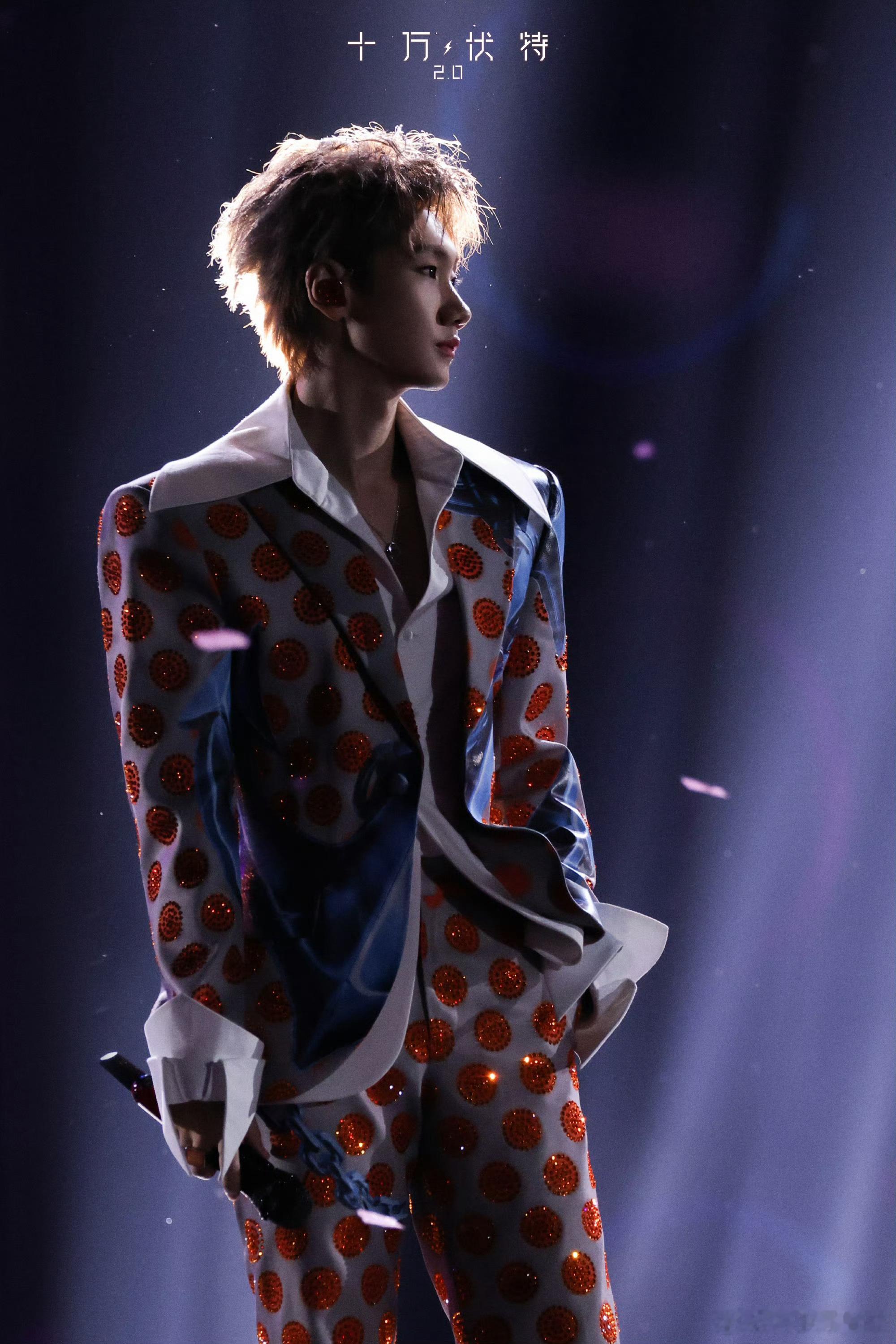 汪苏泷在台上唱无人机在天上飞 眼睛忙到分不过来！舞台歌声配上天际光影，每一秒都戳