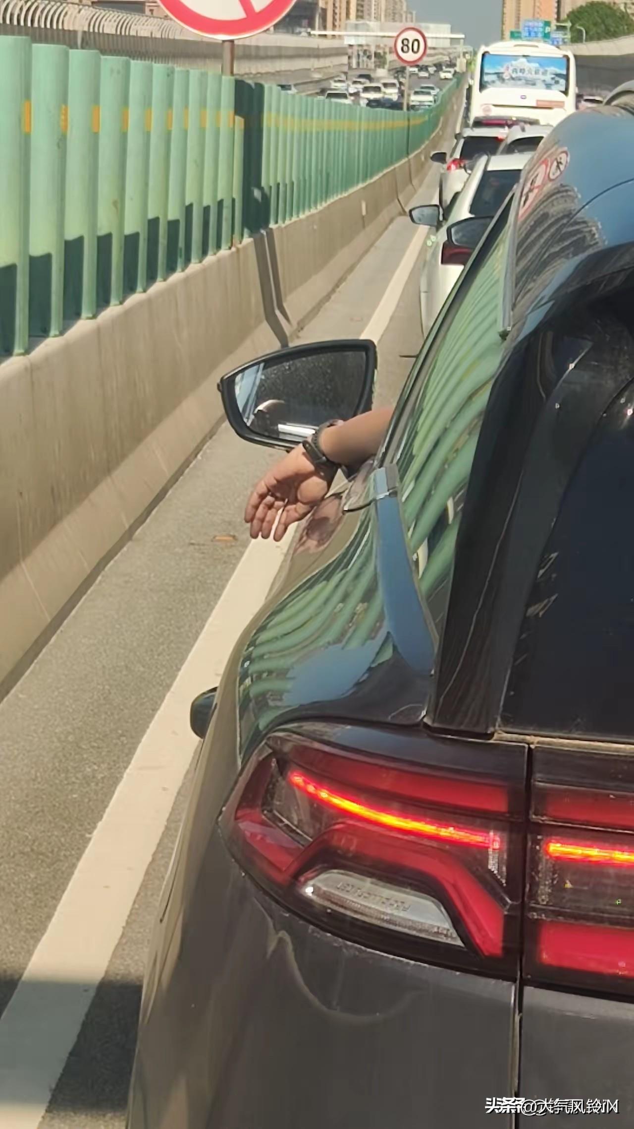 走在大街上你会发现，现在有不少年轻人开车都喜欢把左手放这车窗外面，这样是显得帅气
