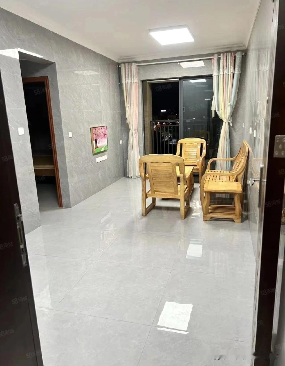 广东人的客厅这么丑怎么布置才好看!
 
刚收的二手房客厅，一进门直接给我整沉默了