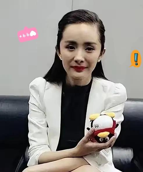 我能接受杨幂40岁了，也能接受她不再走少女路线，但让我真正想聊的不是她老没老，而