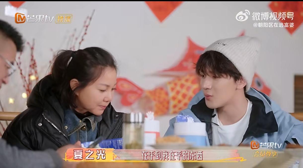 谁能想到光鲜的爱豆，刚出道那两年日子这么难。夏之光在节目里坦言，每月就三千块，穷