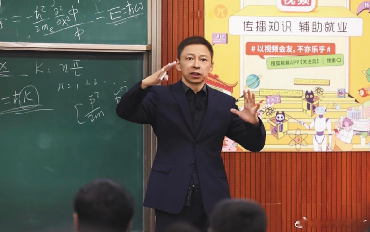 张朝阳说看美剧变聪明别人带货张朝阳带派 昨晚活动现场，张朝阳的cos造型让人眼前