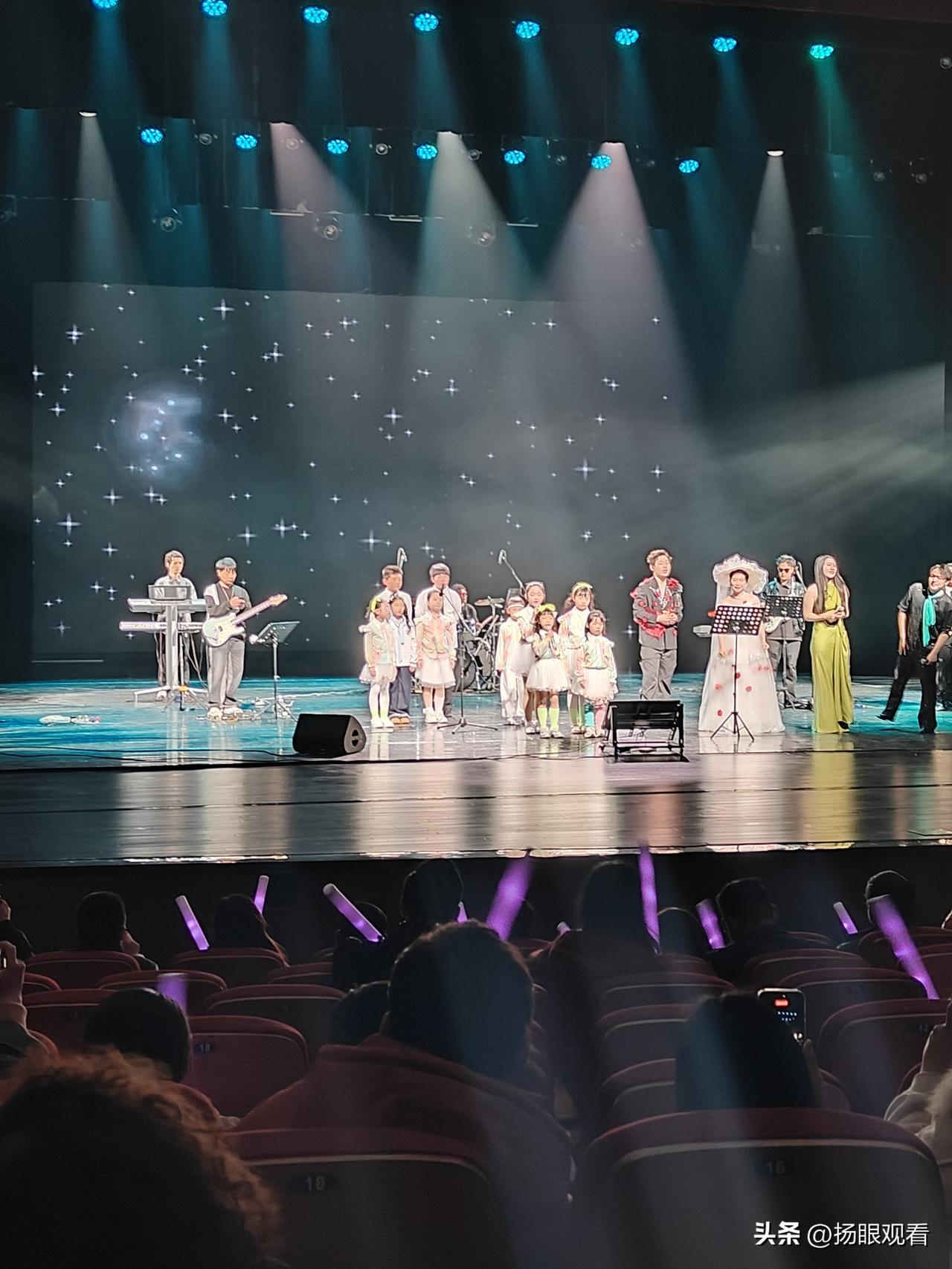 坐在剧场里，跟着旋律轻轻哼唱
瞬间回到那个温柔又浪漫的年代
治愈又解压，听完久久