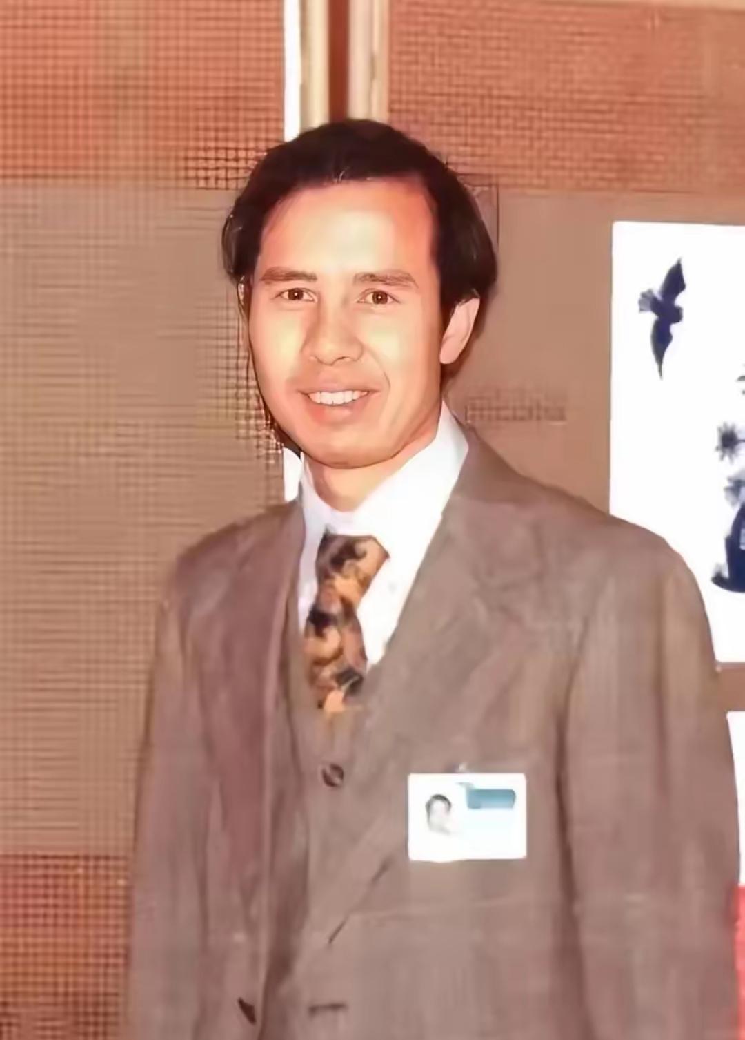 1985年11月，我国外交官何存峰乘坐美国客机飞往纽约，在飞行途中，何存峰去了一