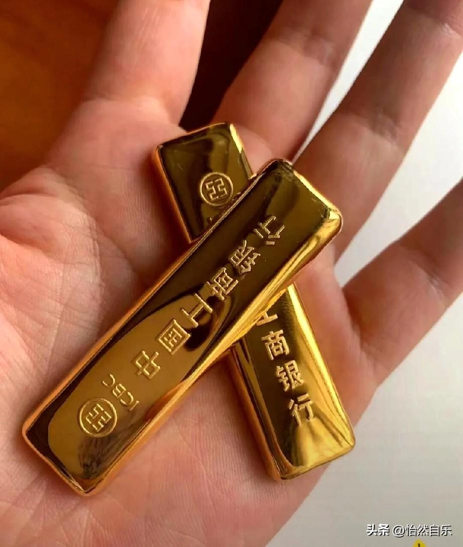 手捧黄金人别瞎跟风，心态稳才是真赢。
很多人一看金价大涨就跟风追高，一跌又慌着割