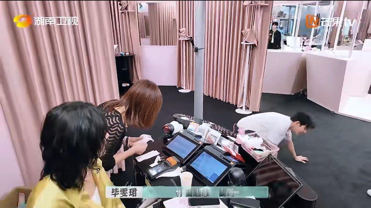 李佳琦累到无法弯腰巴黎合伙人名场面 巴黎合伙人 哇塞！“颜YANLAB”开业首日