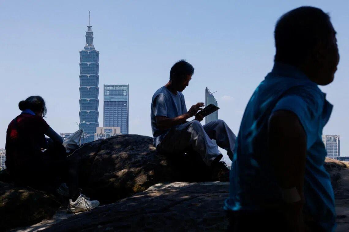 中国大陆海军集结西太，外界炒作“统一”时间点，“台独”势力在岛内嗡嗡乱叫，赖清德