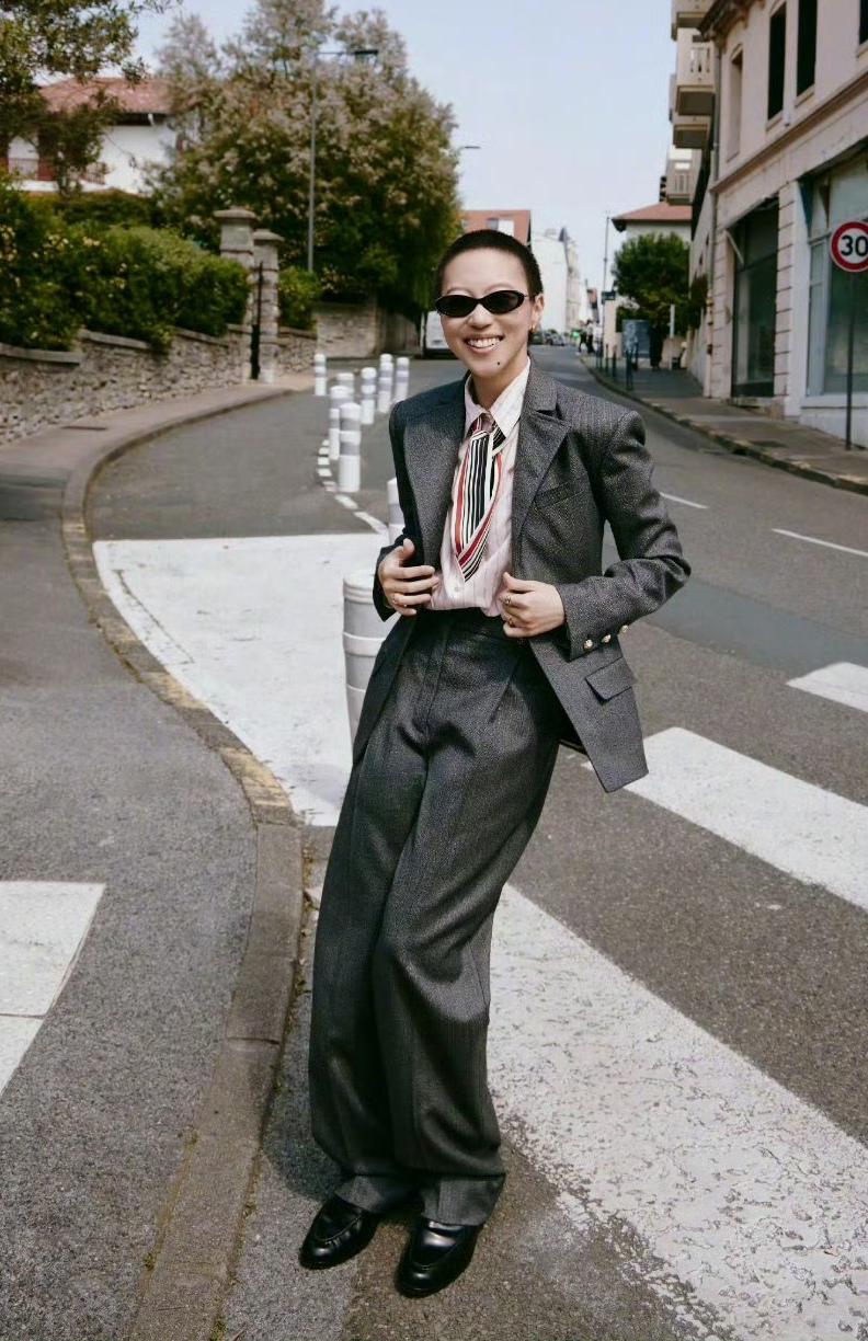 这身穿搭不仅是视觉上的趣味冲击，更是窦靖童个性与音乐态度的外化，用最轻松、最自我