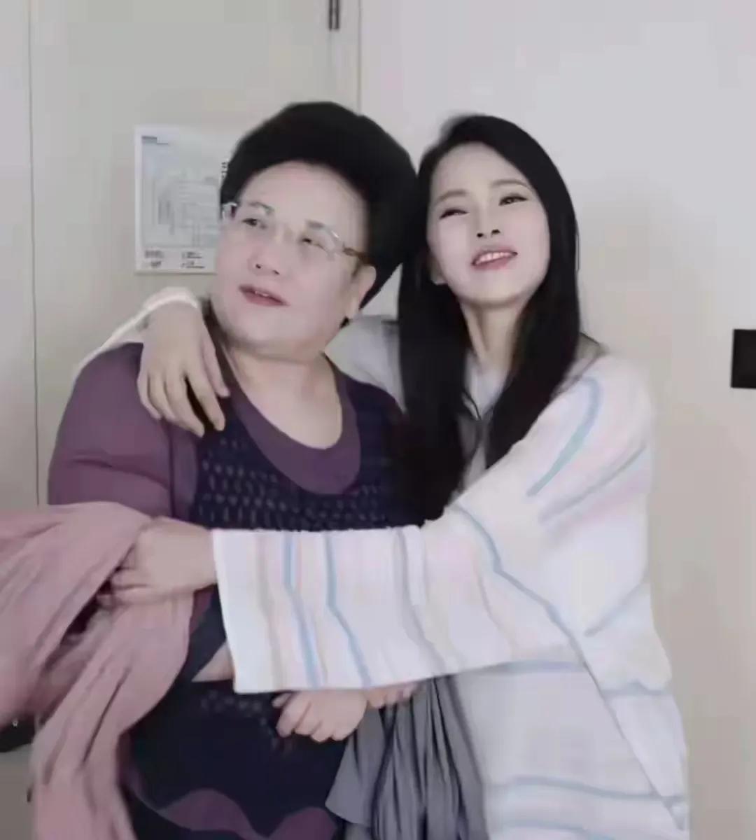 当年，秦昊跟妈妈说要娶伊能静时，秦妈犹豫了下：“你得想好，咱家没有半道离婚的传统