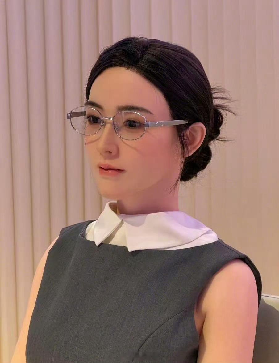 卖了一万台的情感陪伴机器人中国有钱人还是太多了只能情感陪伴 又不能帮着干家务，居