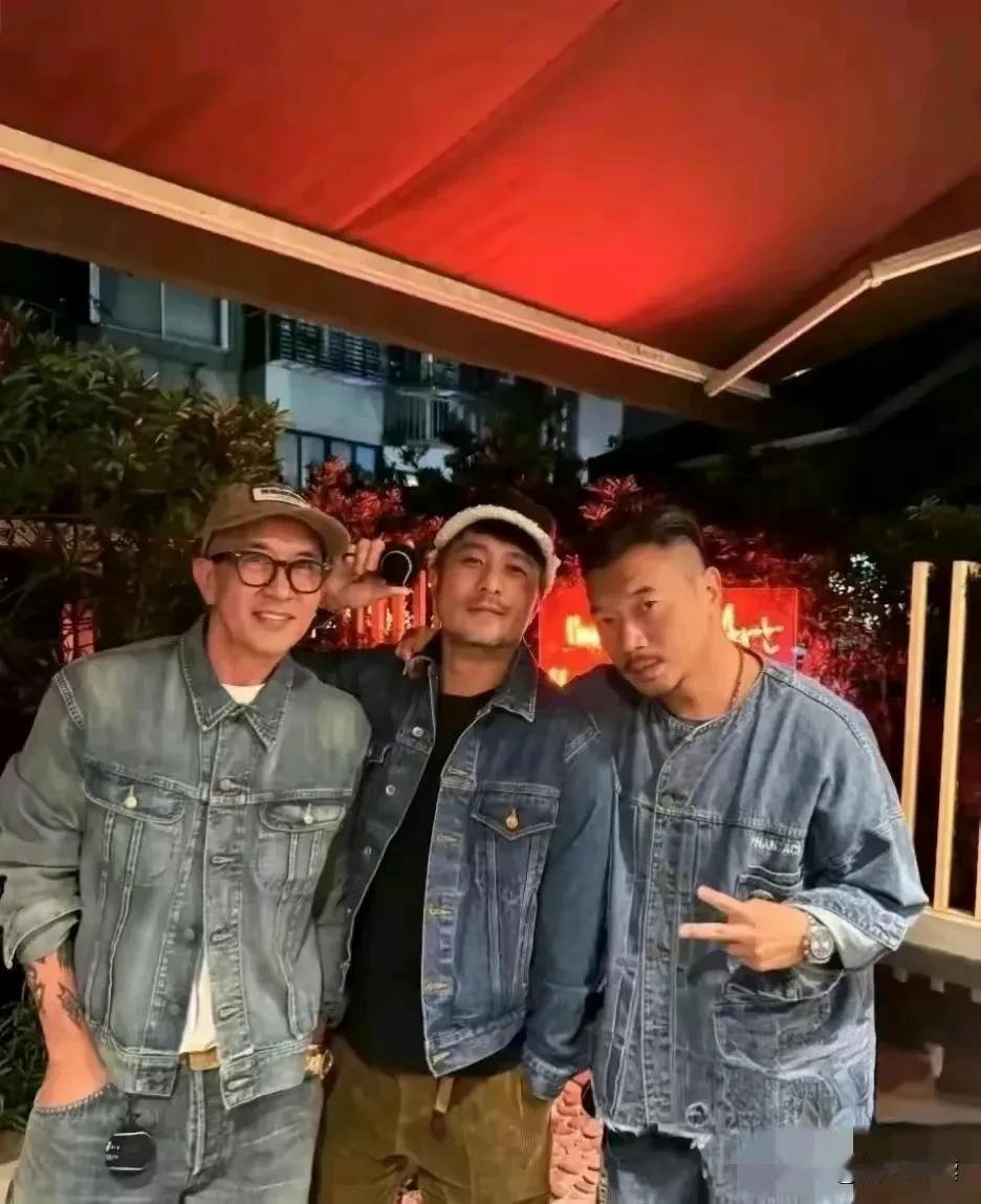 有个现象很奇怪
大家发现了吗

具俊晔在家坐不住了
经常出去玩/吃/逛
跟一帮朋