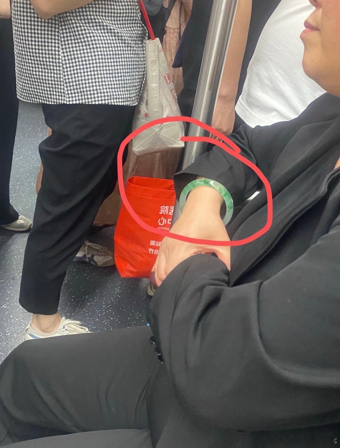 果然地铁里都是卧虎藏龙!!坐地铁看到姐姐戴的翡翠冰飘绿手镯，挺好看的，比较清爽，