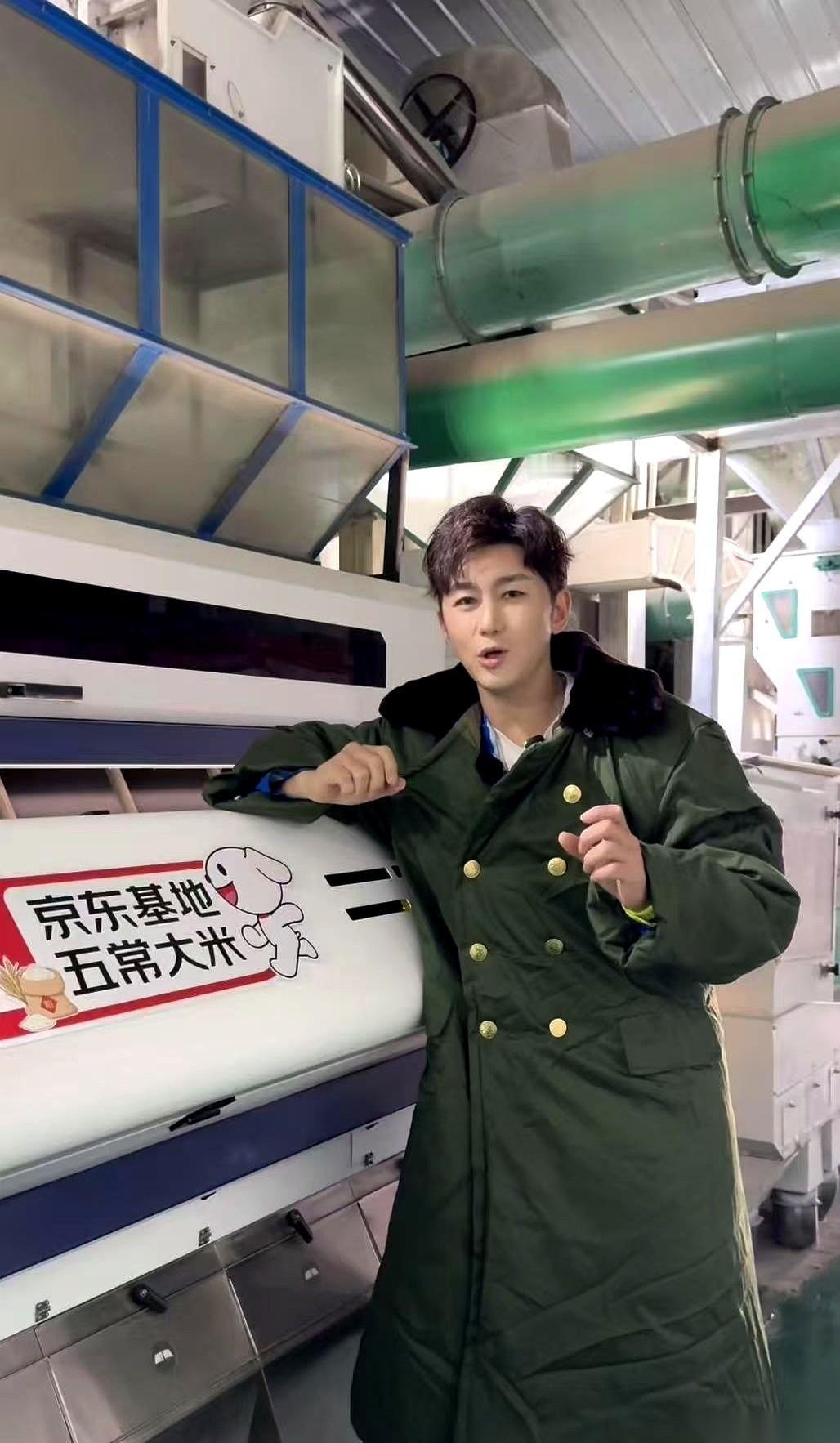 陪人爬一次泰山，赚一万。
回家承包一百亩地，赚十万。
那个“泰山显眼包”史元庭，