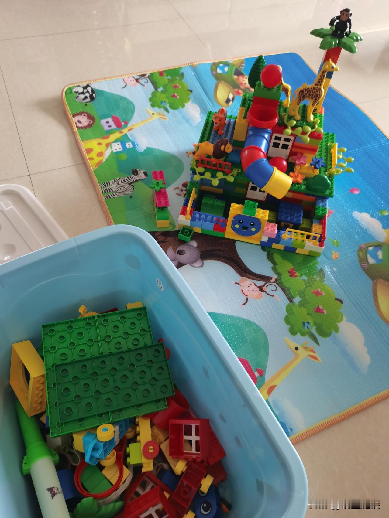 展示一下闺女昨晚的成果
昨天晚上吃完晚饭，
我们坐在沙发上看电视，
闺女坐垫子上