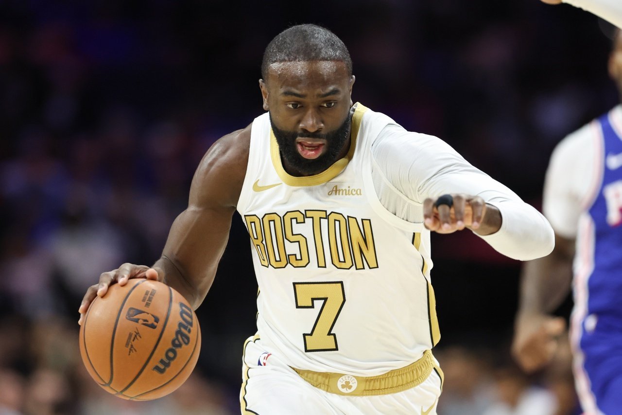 过去5场比赛，布朗场均34分7.2板7助2断，投篮命中率48.4%。球队连克尼克