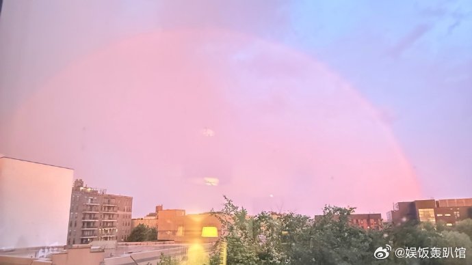 纽约的天空也在祝霉霉新婚快乐 婚礼结束13分钟，纽约突然下起暴雨又很快放晴，天空