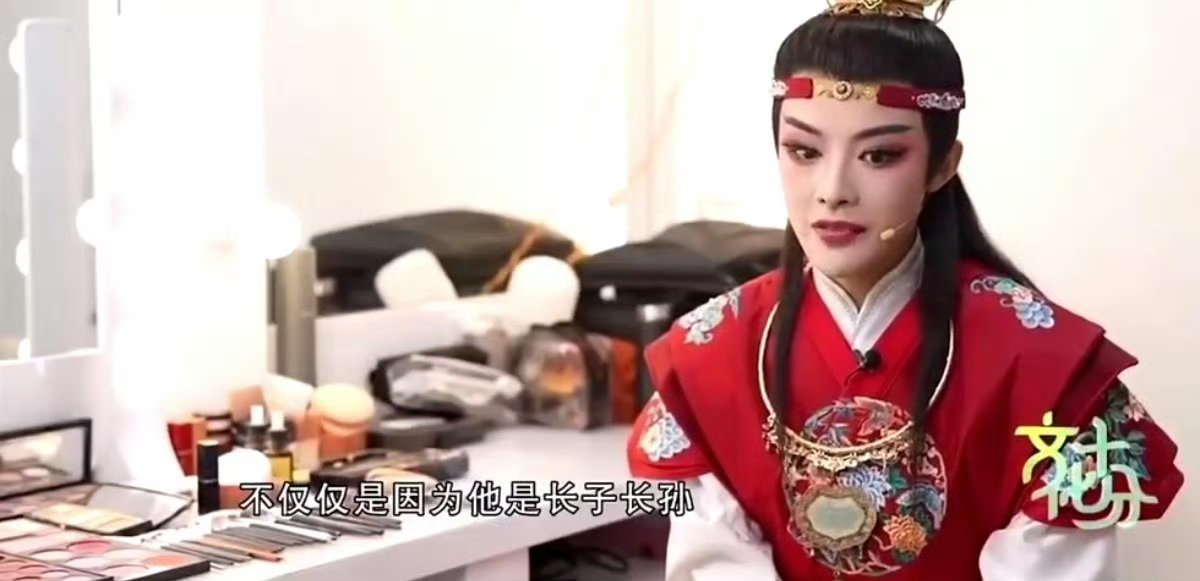 贾宝玉只是特别受宠，不是长子长孙…陈丽君没发现说错了，节目组的人也没发现…陈丽君